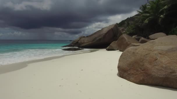 Île plage dans l'océan Indien sur les seychelles — Video