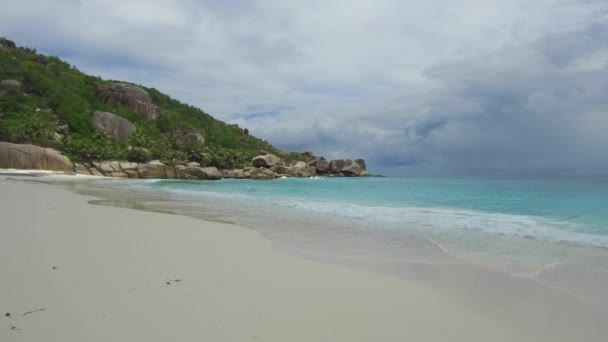 Praia da ilha no oceano indiano nas seicheles — Vídeo de Stock
