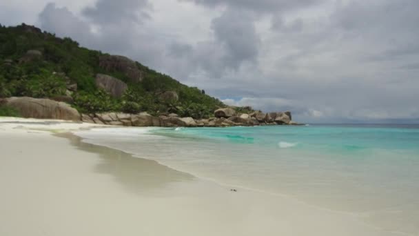 Playa isla en el océano Índico en seychelles — Vídeo de stock