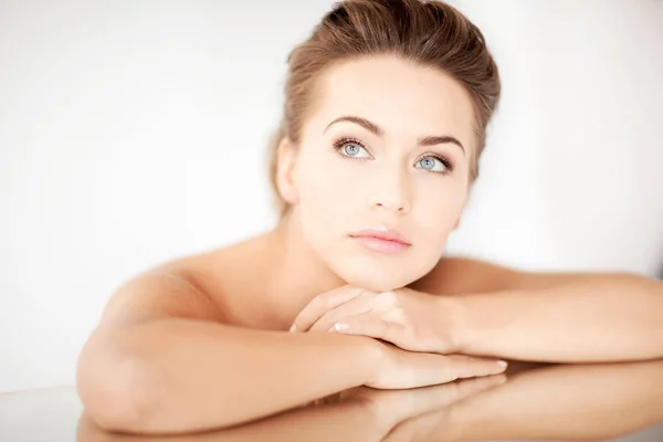 Woman with mirror — Stock Photo, Image