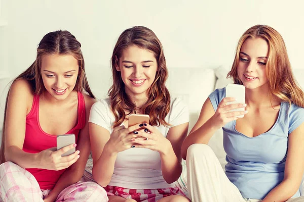 Friends or teen girls with smartphone at home — Stock Photo, Image