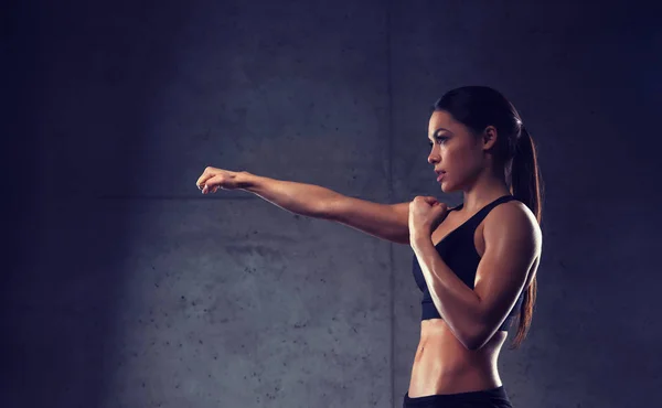 Kvinna boxning i gym — Stockfoto