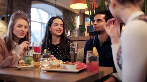 Glada vänner äta och dricka på bar eller café — Stockvideo