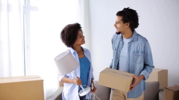 Happy couple with stuff moving to new home — Stock Video