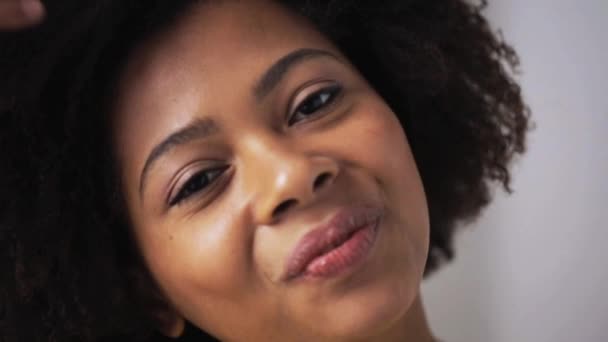Boldog afrikai-amerikai fiatal nő arca — Stock videók