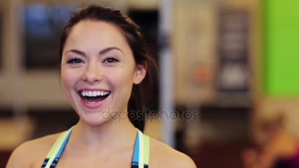 Felice sorridente giovane donna in palestra — Video Stock