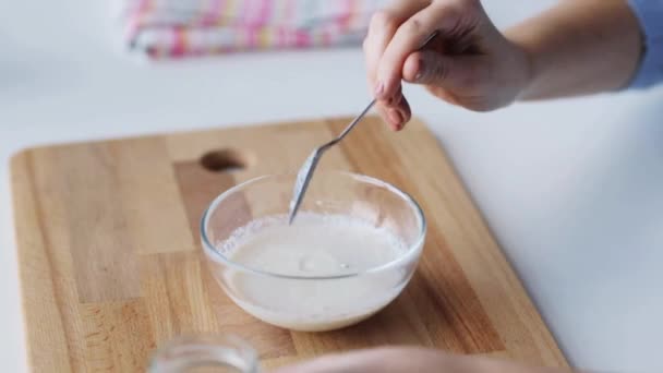 Donna che prepara latte artificiale per lattanti o bambini per l'alimentazione — Video Stock