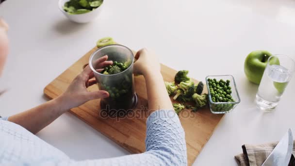 烹饪蔬菜的固体婴儿食品在家里的女人 — 图库视频影像