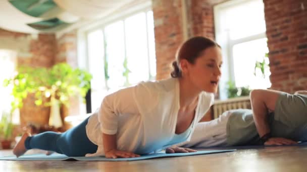 Bir grup insan spor salonunda yoga egzersizleri yapma — Stok video