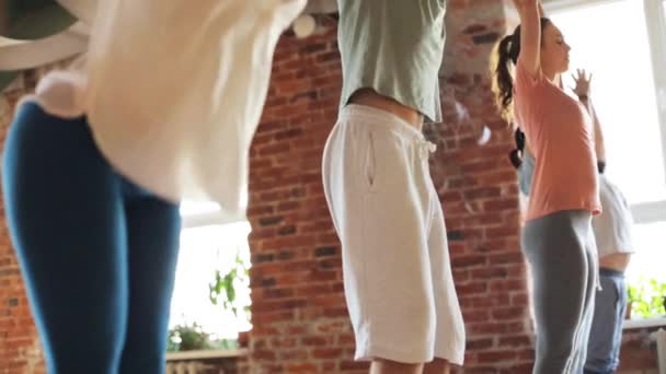 Bir grup insan spor salonunda yoga egzersizleri yapma — Stok video