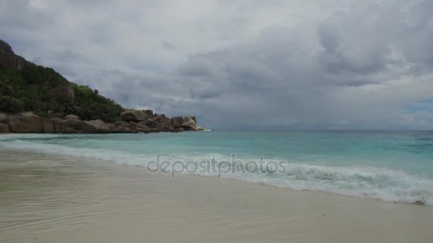 Playa isla en el océano Índico en seychelles — Vídeo de stock