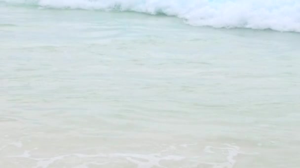 Havet eller Indiska oceanen vågorna på Seychellerna beach — Stockvideo