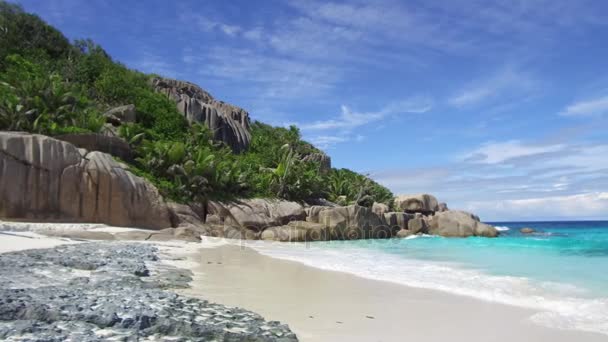 Eiland strand in de Indische Oceaan op de Seychellen — Stockvideo