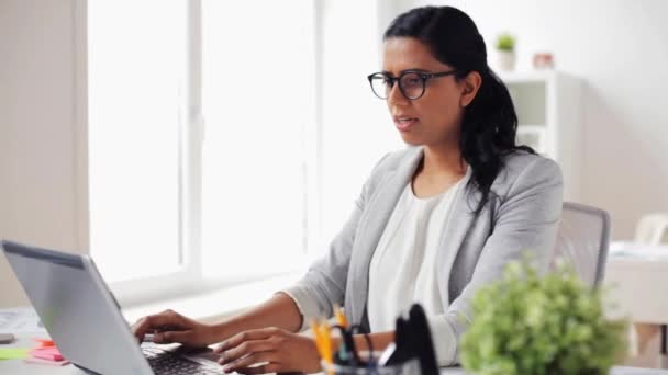 Femme d'affaires stressée avec ordinateur portable au bureau — Video