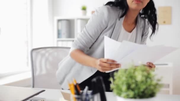 Affärskvinna med laptop och papper på kontor — Stockvideo