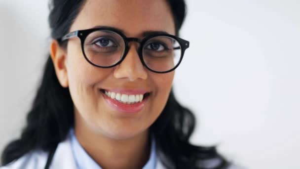 Bardaklarda mutlu gülümseyen genç doktor yüzü — Stok video