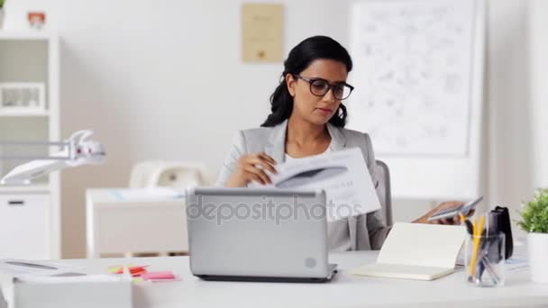 Бізнес-леді з ноутбуком і калькулятором в офісі — стокове відео