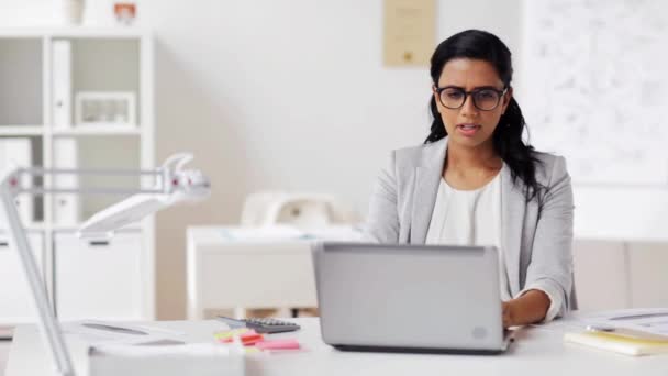 Stressed businesswoman with laptop at office — Stock Video