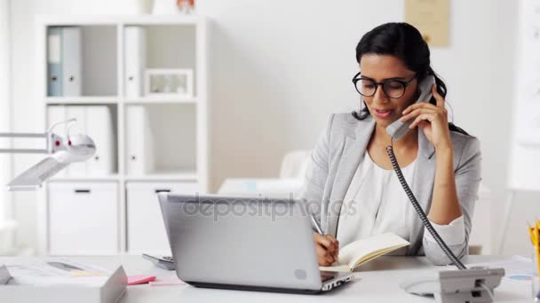 Zakenvrouw met zeem opgeroepen telefoon op kantoor — Stockvideo