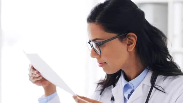 Female doctor with papers at hospital — Stock Video