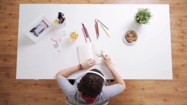 Dibujo de la mujer en el escritorio del cuaderno en casa — Vídeo de stock