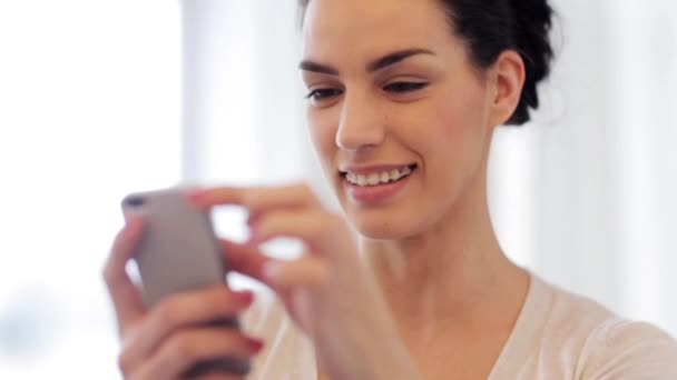 Heureuse jeune femme avec bretelles et smartphone — Video