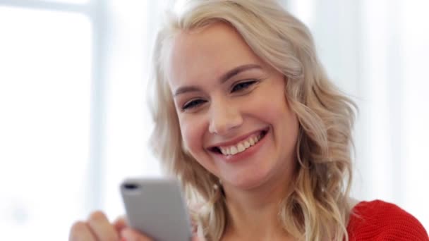 Feliz sorrindo jovem mulher com smartphone — Vídeo de Stock