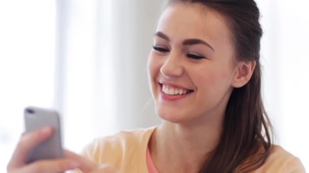 Mutlu gülümseyen genç kadın ile smartphone — Stok video