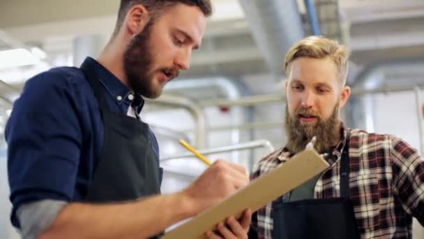 Männer mit Klemmbrett in Brauerei oder Bierfabrik — Stockvideo