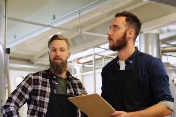 Homens com prancheta em cervejaria ou cervejaria — Vídeo de Stock