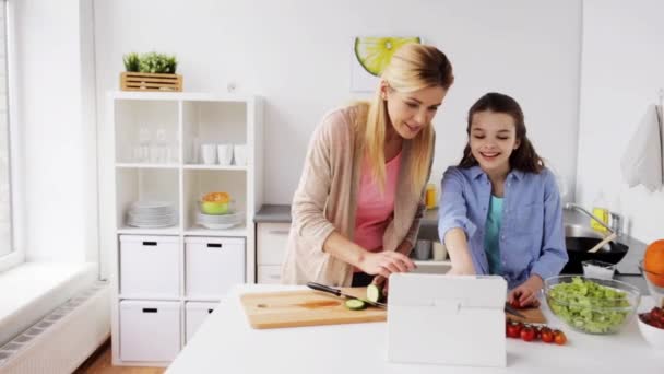 Jantar de cozinha familiar usando tablet pc na cozinha — Vídeo de Stock