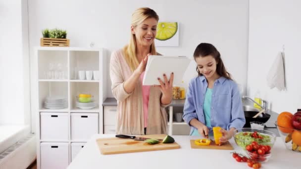 Mutfakta tablet tabletle aile yemeği pişiriyoruz. — Stok video