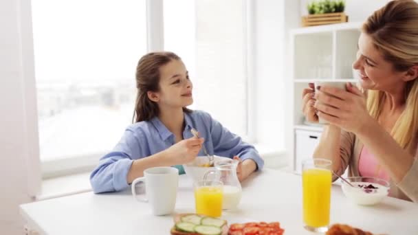 Ευτυχισμένη οικογένεια λαμβάνοντας πρωινό στο σπίτι κουζίνα — Αρχείο Βίντεο