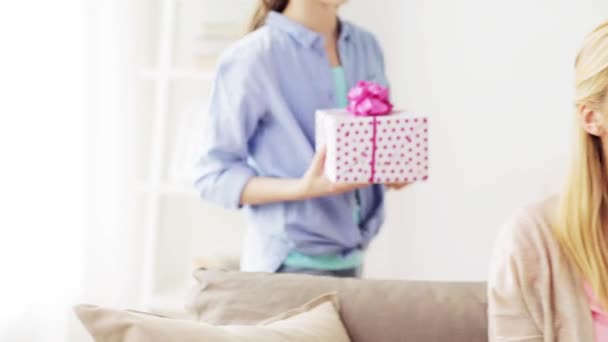 Feliz chica dando regalo a la madre en casa — Vídeos de Stock