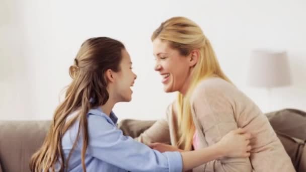 Família feliz se divertindo e fazendo cócegas em casa — Vídeo de Stock