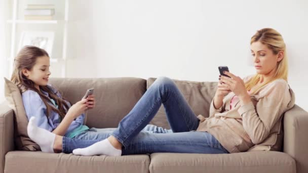 Familia feliz con smartphones en casa — Vídeo de stock