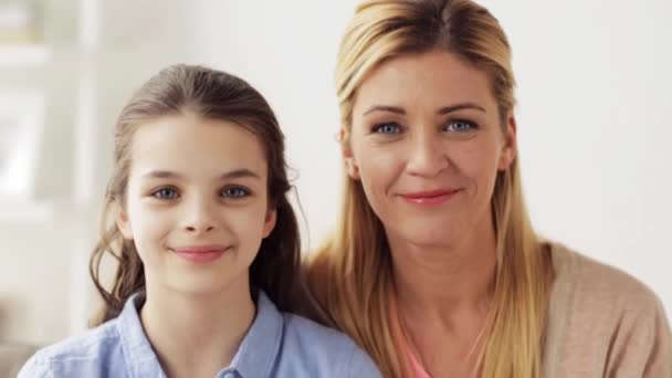 Glücklich lächelnde Mutter und Mädchen zu Hause — Stockvideo