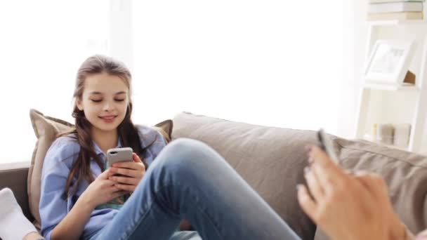 Familia feliz con smartphones en casa — Vídeo de stock