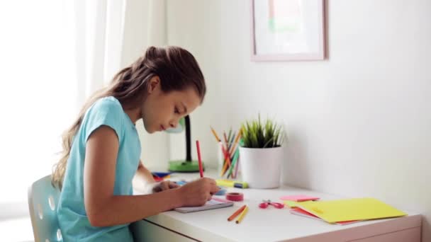 Menina feliz desenho em casa — Vídeo de Stock