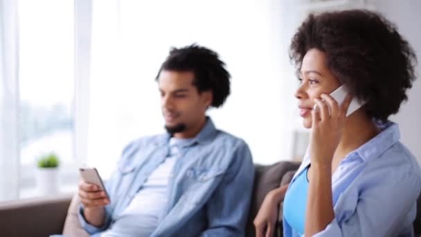 Ευτυχισμένο ζευγάρι με smartphones στο σπίτι — Αρχείο Βίντεο