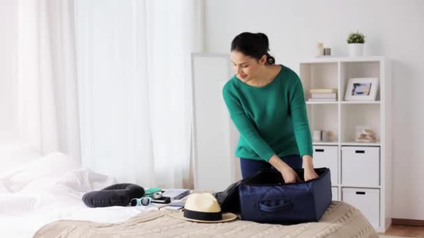 Femme sac de voyage à la maison ou chambre d'hôtel — Video