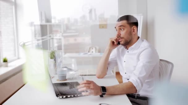 Hombre de negocios llamando en teléfono inteligente en la oficina — Vídeos de Stock