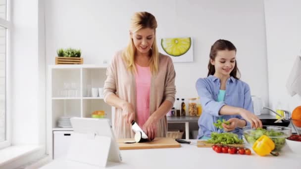 Счастливая семья готовит ужин на домашней кухне — стоковое видео
