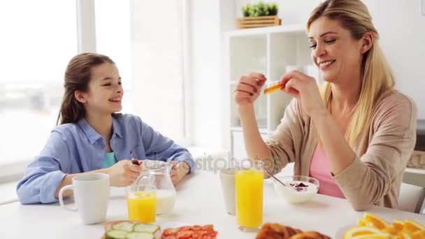 Glückliche Familie beim Frühstück in der heimischen Küche — Stockvideo