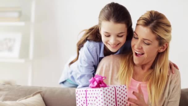 Menina feliz dando presente para a mãe em casa — Vídeo de Stock