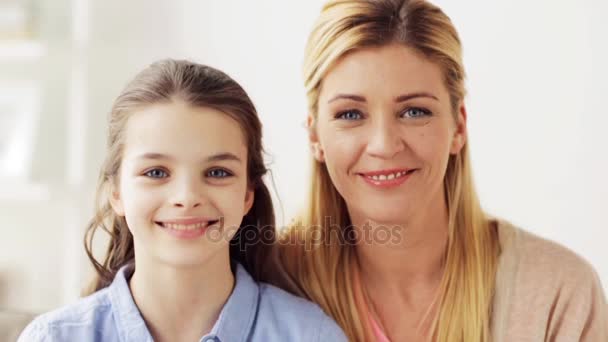 Feliz sonriente madre y niña en casa — Vídeo de stock