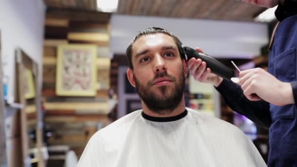 Hombre y estilista haciendo corte de pelo en la peluquería — Vídeo de stock