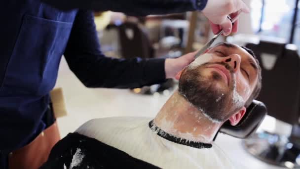 Hombre y peluquero con barba de afeitar recta — Vídeos de Stock