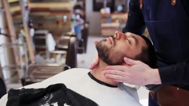 Barbeiro aplicando loção aftershave para o pescoço masculino — Vídeo de Stock