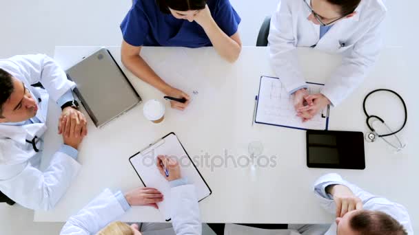 群的医生在医院的心电图 — 图库视频影像
